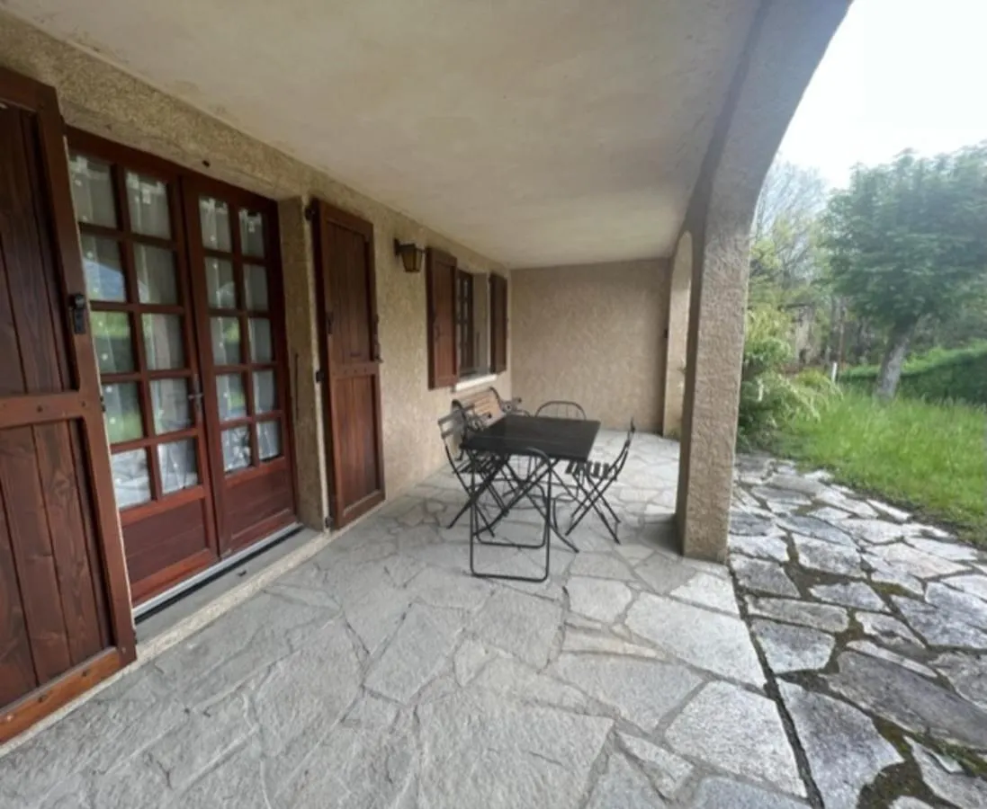 Bas De Villa En Face Du Lac De Savines France